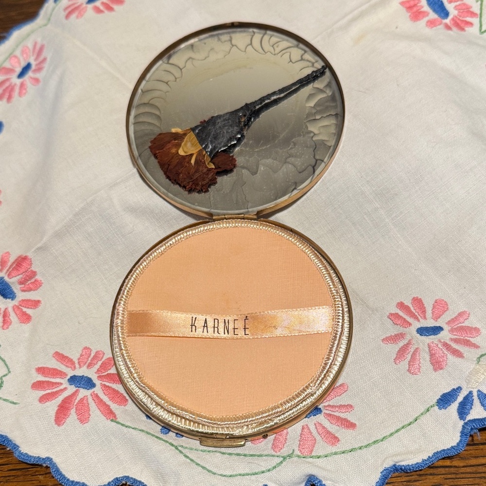 Gold-like Karnee Powder Compact with Mirror